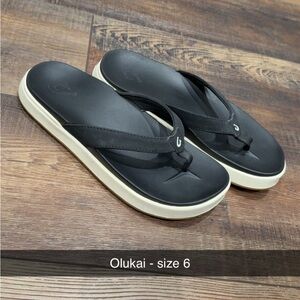 OluKai Men's Black and White Flip Flops